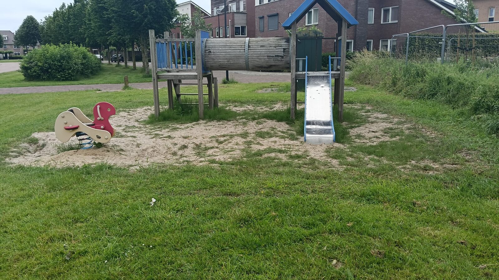 Maszyna przesiewająca piasek na placu zabaw — perforowany bęben