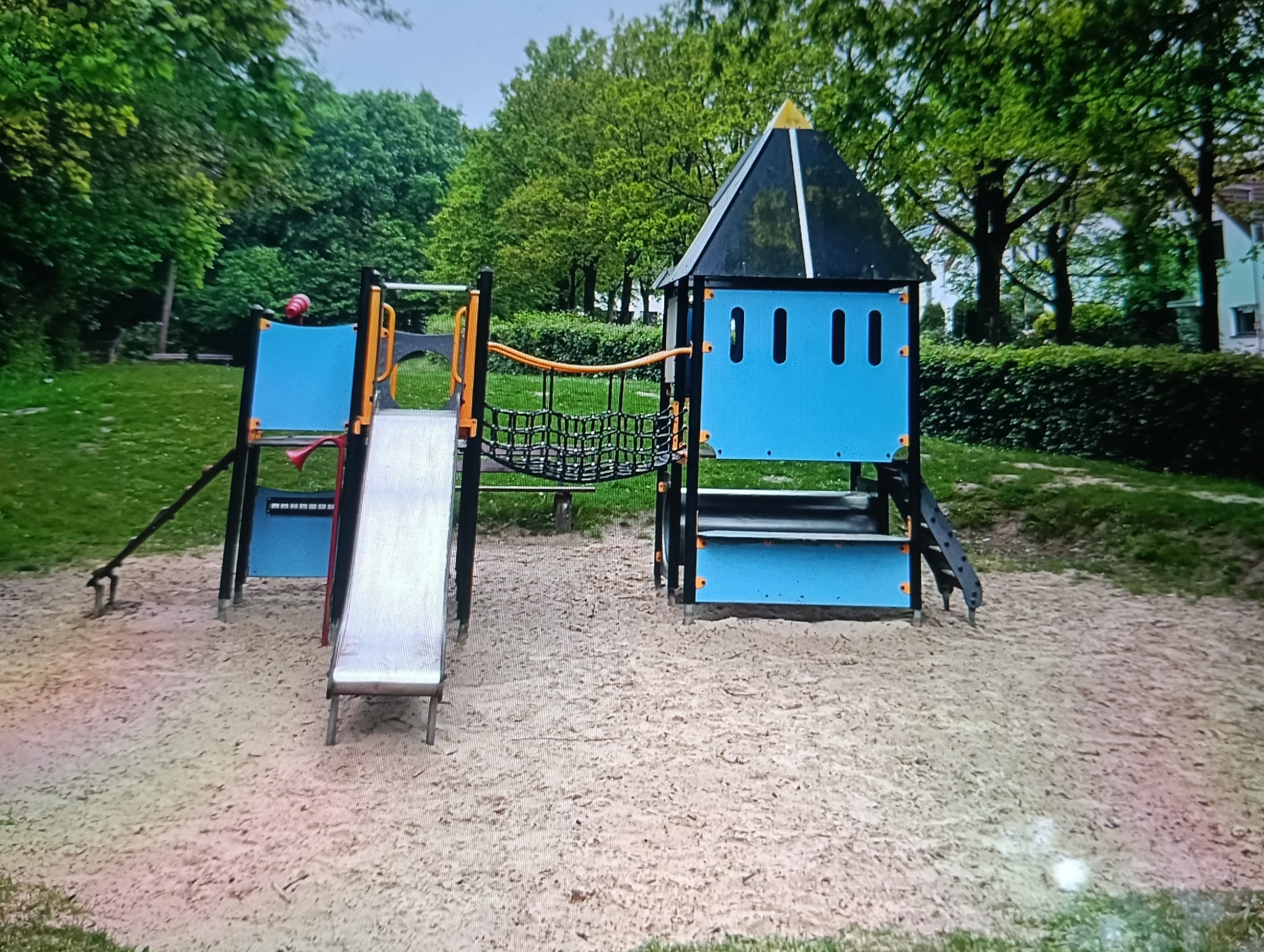 Oczyszczony, nowoczesny plac zabaw — realizacja na Zachodzie